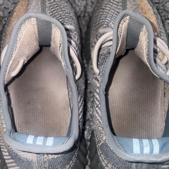 Yeezy Men’s 9.5 grey and tan - Picture 5 of 8